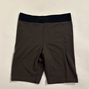 FEAR OF GOD ESSENTIALS
ESSENTIALS WOMEN'S SPORT SHORT